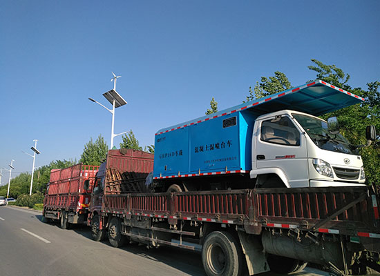 車載混凝土濕噴臺車、空壓機(jī)發(fā)貨現(xiàn)場